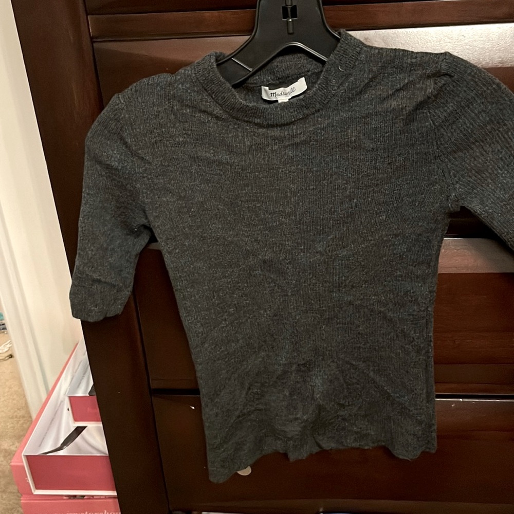 Short sleeved sweater